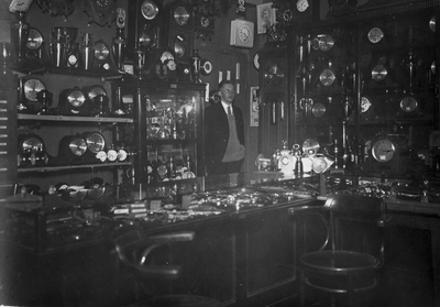 856010 Interieur van De Klokkenwinkel (Korte Viestraat 10) te Utrecht, met eigenaar Johannes Kool.